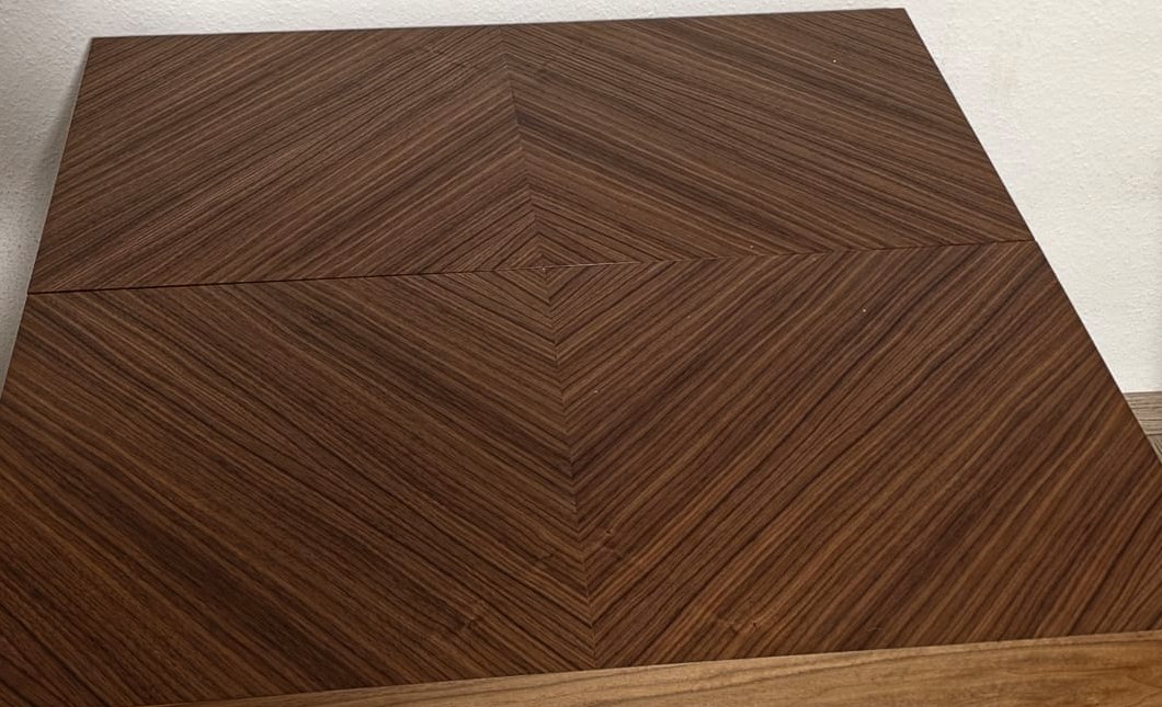 GoCha-Table — diamantgespiegelte Nussbaum-Furnierplatte des Meisterstücks